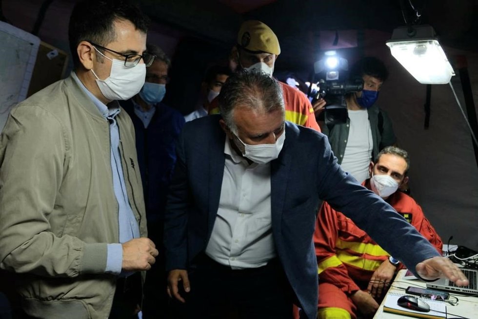 El ministro Bolaños (izq.) junto al presidente del Gobierno de Canarias visitando el puesto de mando avanzado de la erupción en La Palma