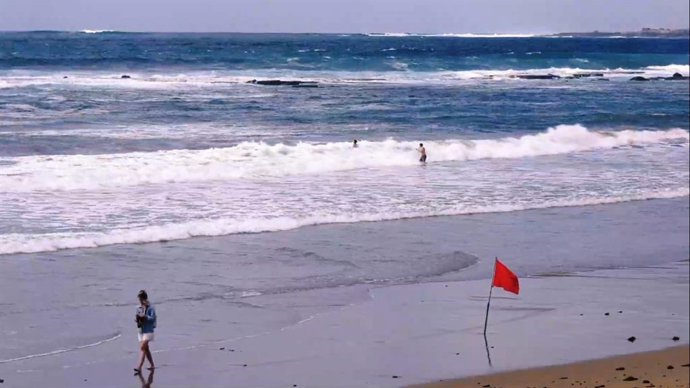 Playa de Canarias con bandera roja