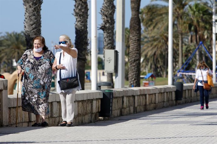 Archivo - Personas mayores recorren el paseo marítimo por la zona de La Malagueta en Málaga (Andalucía, España), a 02 de mayo de 2020.