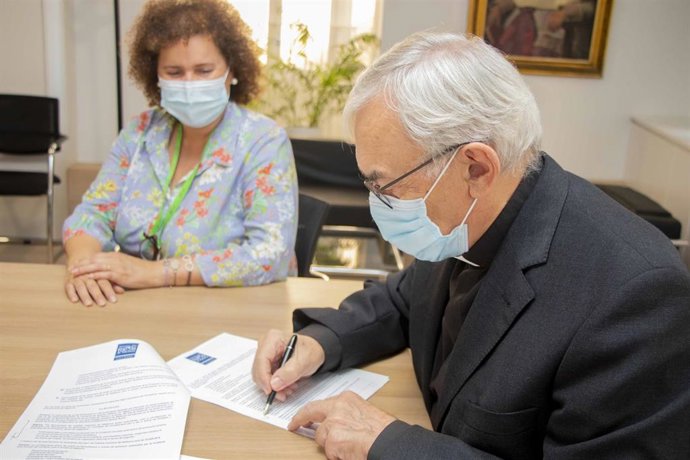 La regidora de Turismo, Sanidad y Consumo del Ayuntamiento de Palma, Elena Navarro, y el decano de la Catedral de Mallorca, Teodor Suau i Puig, firman el convenio de colaboración entre la Fundación Turismo Palma 365 y la Catedral de Mallorca.