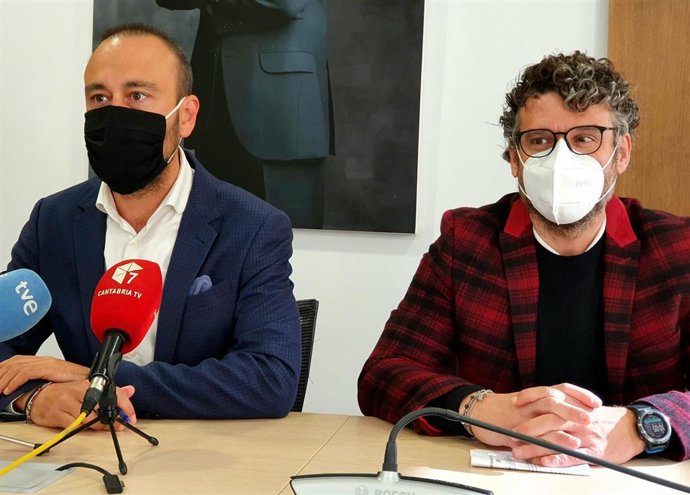 Archivo - El alcalde de Torrelavega, Javier López Estrada, y el concejal de Movilidad, Gerson Lizari