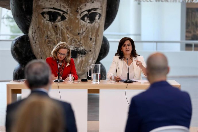 La ministra Nadia Calviño junto a la presidenta del Gobierno regional, Concha Andreu