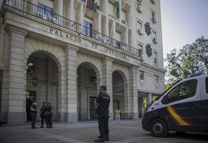 Archivo - La Audiencia de Sevilla custodiada por la Policía Nacional