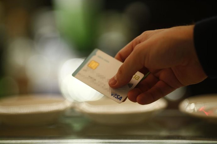 Archivo - tarjetas de crédito, débito, banco, bancos, entidades financieras, comisión, comisiones, compras, comprar, cajero, consumo, consumir