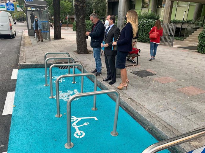 El delegado de Medioambiente y Movilidad, Borja Carabante, junto a un nuevo espacio de estacionamiento para bicicletas y patinetes
