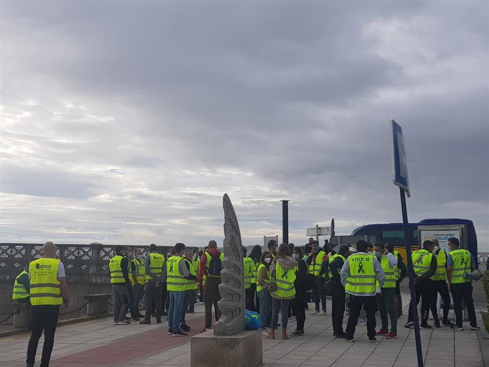 Trabajadores de Ence durante la concentración celebrada en O Grove