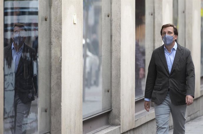 El alcalde de Madrid, José Luis Martínez-Almeida, a su llegada al acto de inauguración de la XVIII Semana de la Arquitectura