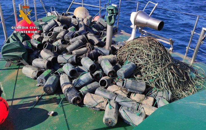 Tubos intervenidos en una operación contra la pesca furtiva de pulpos.