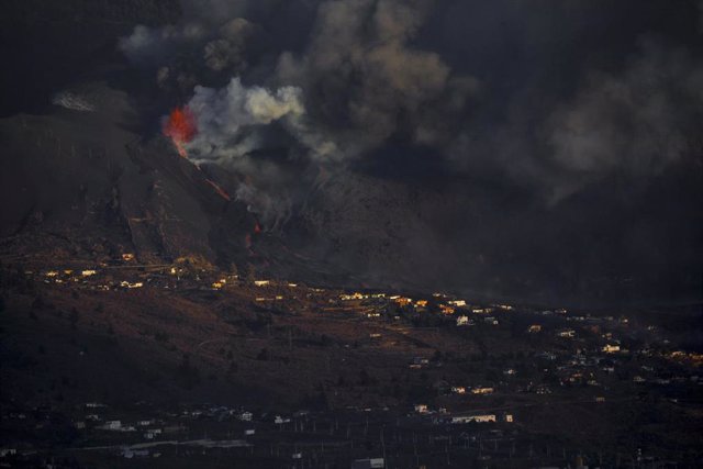 The lava flow from the Cumbre Vieja volcano heads towards the sea, on September 29, 2021, in La Palma, Canary Islands (Spain).  The lava that has reached the sea on the island of La Palma has already created a "low island" more than half a kilometer wide, 