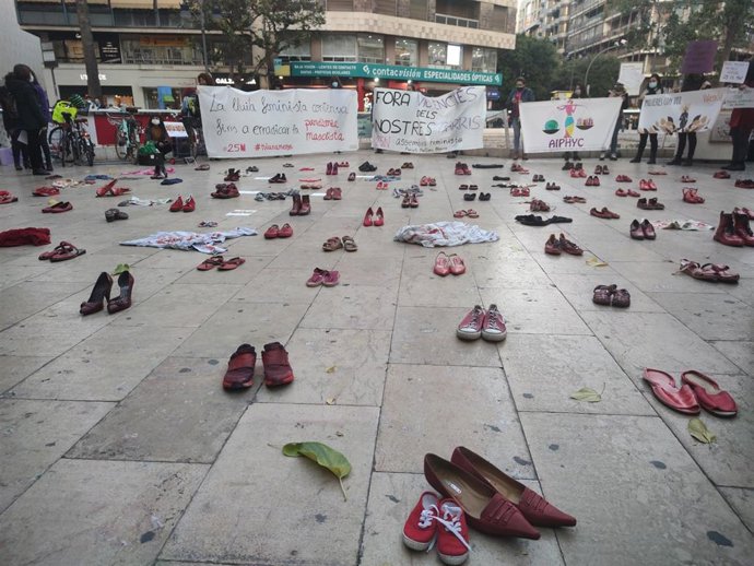 Archivo - Zapatos rojos recuerdan a las víctimas de la violencia machista en una performance por el 25-N en la plaza de los Pinazo