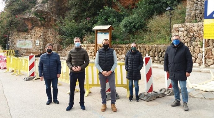 El portavoz del Grupo Popular, Lloren Galmés, visista el talud de Fornalutx.