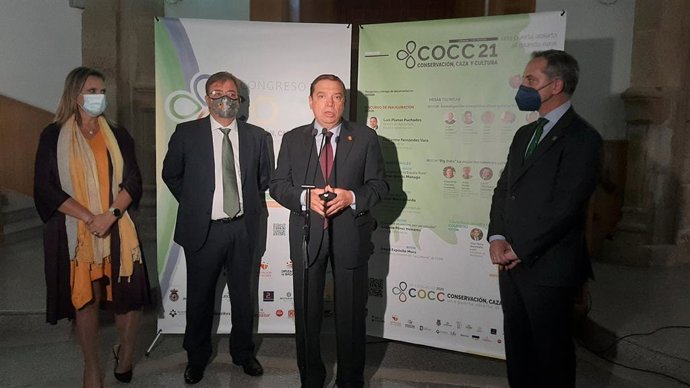 El Ministro de Agricultura, Luis Planas, junto al presidente de la Junta de Extremadura, Guillermo Fernández Vara, y la delegada del Gobierno, Yolanda García, en la inauguración del III Congreso Conservación, Caza y Cultura