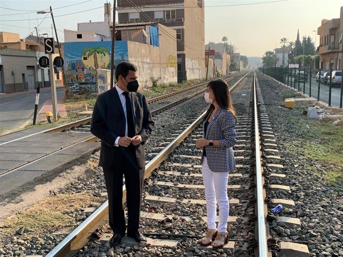 El consejero de Fomento e Infraestructuras, José Ramón Díez de Revenga, y la directora de Movilidad y Litoral, Marina Munuera, en las vías del tren a su paso por la ciudad de Murcia