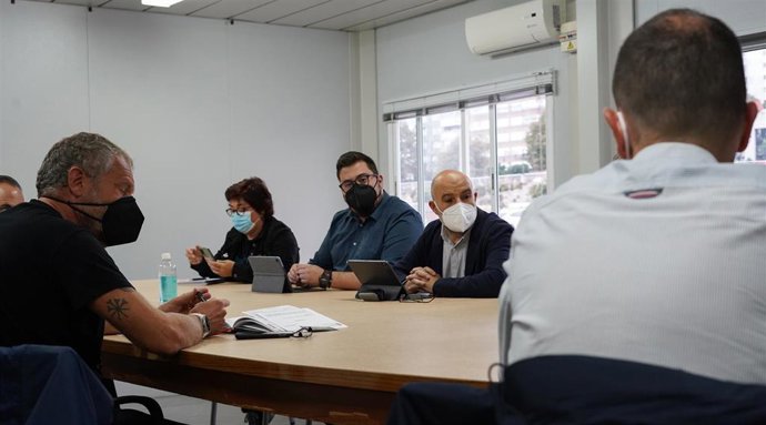 El diputado del BNG en el Congreso, Néstor Rego, junto a la diputada autonómica, Carmela González, y el concejal nacionalista de Vigo, Xabier Pérez Igrexas, en una reunión con representantes de trabajadores de Renfe y de Adif en la ciudad olívica.