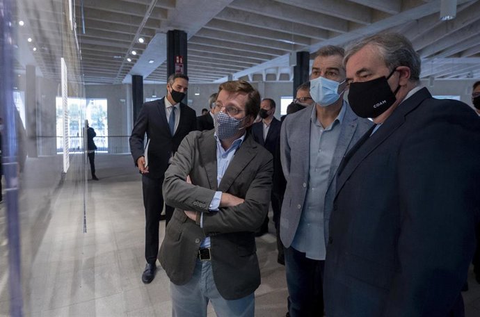 El alcalde de Madrid, José Luis Martínez-Almeida; el exdirigente de Ciudadanos y director de la Oficina del Español de la Comunidad de Madrid, Toni Cantó, y el decano del COAM, Sigfrido Herráez 