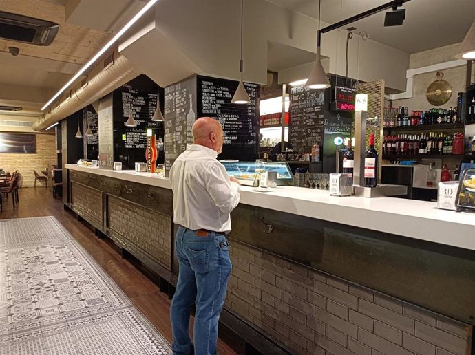 Un cliente en la barra del bar Río