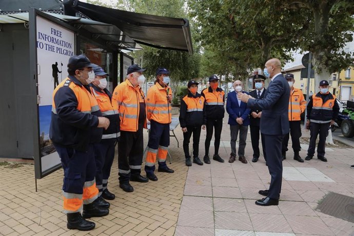 El alcalde de León, José Antonio Diez, junto al concejal de Protección Civil y Bomberos, Álvaro Pola, en el Punto de Información al Peregrino del Camino de Santiago de Puente Castro.