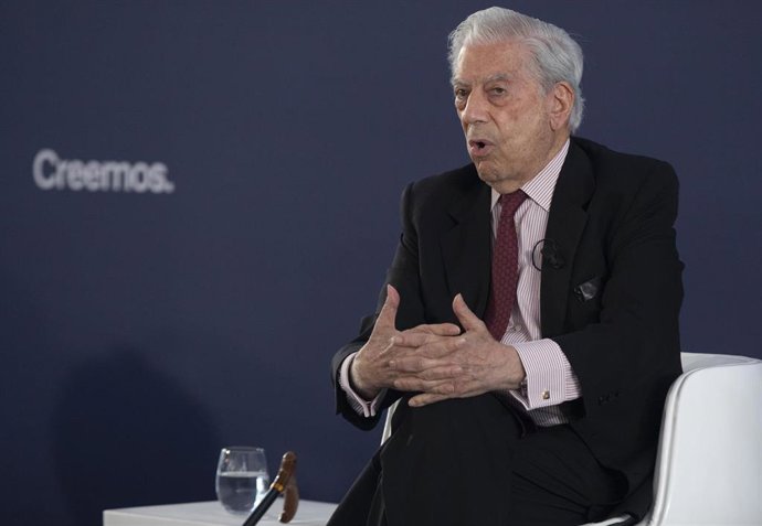 Mario Vargas Llosa durante su intervención en un debate sobre 'Libertad frente al populismo' en el en el marco de la Convención Nacional del PP