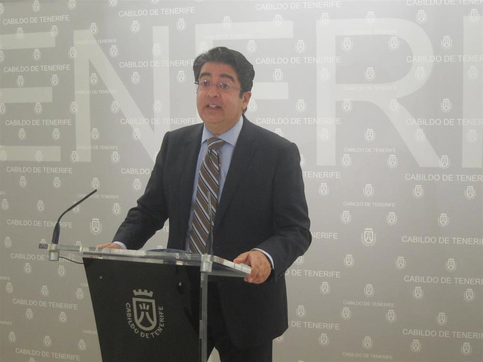 El presidente del Cabildo de Tenerife, Pedro Martín, en una rueda de prensa para informar sobre una yuda de 10 millones de la Fecai para la reconstrucción de La Palma