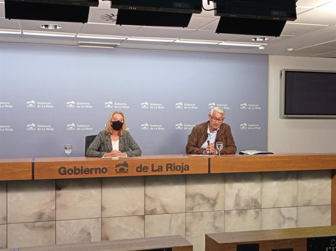 La directora general de Dependencia, María Somalo, y el presidente de la Asociación de Pensionistas y Jubilados de La Rioja, Saturnino Álvarez