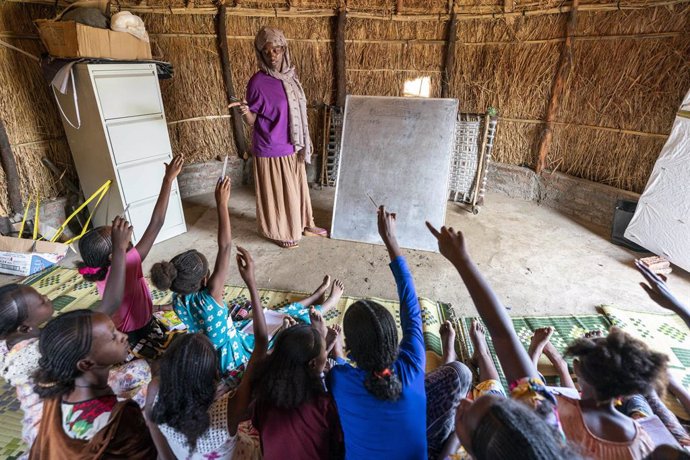 Archivo - 24 August 2021, Sudan, Gedaref: Bsrat Welensea teaches English to Tigrayan refugee girls at a Norwegian Church Aid sponsored center for women and girls at the Tuneidba Refugee Camp. Bsrat fled teh Tigray Region in Ethiopia during recent fighti
