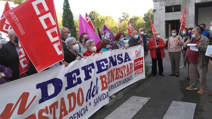 Concentración de CCOO y UGT en el Día de las Personas MAyores.