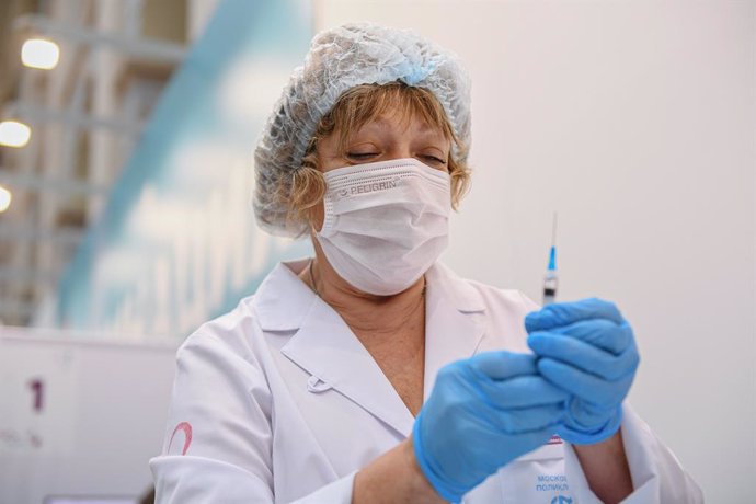 (210930) -- MOSCOW, Sept. 30, 2021 (Xinhua) -- A health worker prepares a dose of COVID-19 vaccine at a vaccination center in Moscow, Russia, Sept. 30, 2021.