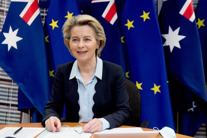 Archivo - Ursula Von der Leyen en una reunión telemática con el primer ministro de Australia