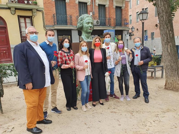 La portavoz del PSOE en la Asamblea, Hana Jalloul, asiste a un homenaje a Clara Campoamor, acompañada de otros diputados regionales.