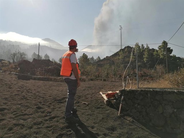 Un técnico de Involcan trabaja sobre el terreno en la erupción de La Palma