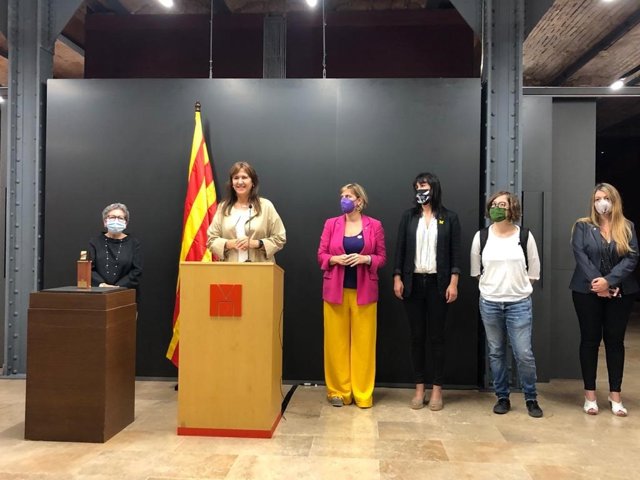 La presidenta del Parlament, Laura Borràs, la directora del Museu d'Història, Margarida Sala, la vicepresidenta primera del Parlament, Alba Vergés, la secretària segona de la Mesa, Aurora Madaula, i la diputada de la CUP Eulàlia Reguant en l'acte