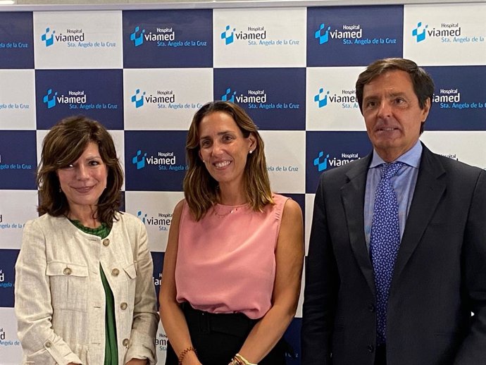 Teresa Gómez, de ActionCoach, María José Cañas, gerente del Hospital Viamed de Sevilla, y José Luis González, el coach que ha diseñado el programa.