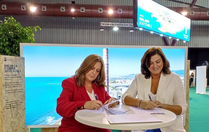 La concejala delegada de Turismo, Promoción de la Ciudad y Captación de Inversiones, Rosa Sánchez, y la presidenta de Amupema, Rocío García, en la firma de un convenio