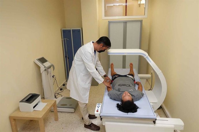 Javier Benítez, profesor del Area de Educación Física y Deportiva de la UMA, junto al densitómetro