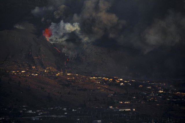 La colada de lava del volcà Cumbre Vieja es dirigeix cap al mar