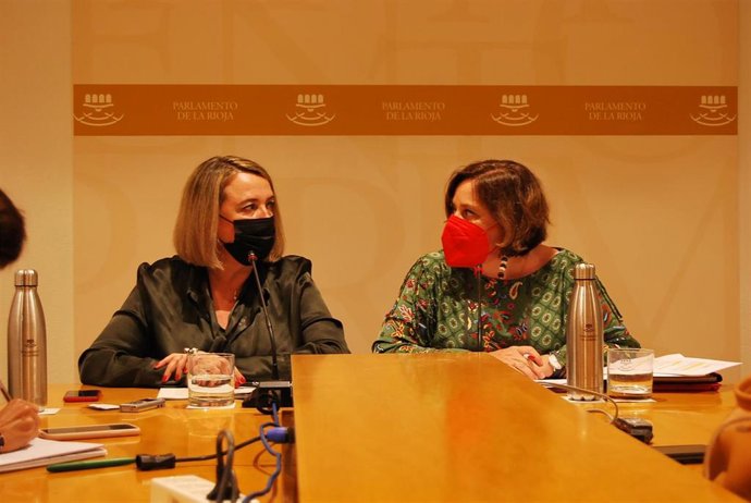 La consejera de Agricultura, Eva Hita, y la diputada de IU, Henar Moreno