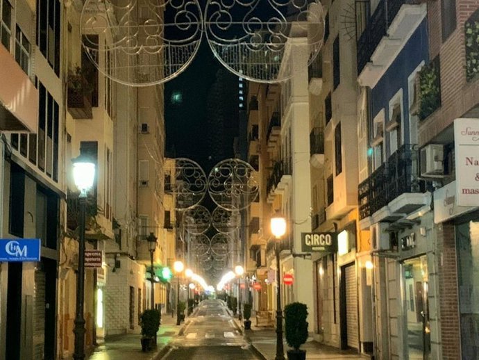 El Ayuntamiento comienza a instalar por toda la ciudad la iluminación de Navidad con 870 arcos y guirnaldas