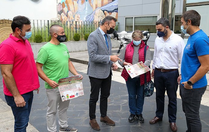 El Consejero De Desarrollo Rural, Guillermo Blanco, Acompañado Del Alcalde De Ribamontán Al Monte, Joaquín Arco, Y Del Vicepresidente De La Asociación Nacional Border Collie De Trabajo, Alain Muriedas