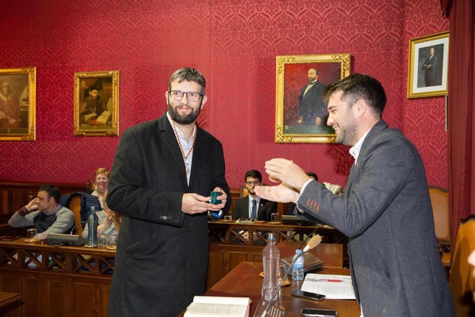 Archivo - El portavoz de MÉS per Llucmajor, Miquel Serra, toma posesión de su cargo de regidor.