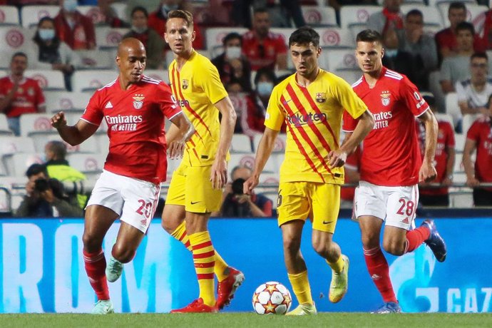 Pedri, Luuk de Jong of FC Barcelona and Joao Mario, Julian Weigl of Benfica during the UEFA Champions League, Group E football match between SL Benfica and FC Barcelona on September 29, 2021 at Estadio da Luz in Lisbon, Portugal - Photo Laurent Lairys /