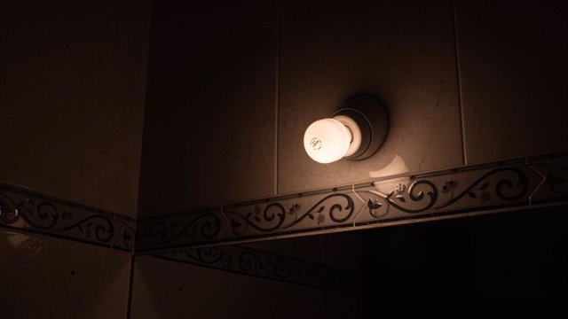Archivo - Una lámpara se mantiene encendida en el interior de una casa, a 18 de agosto de 2021, en Madrid (España). 