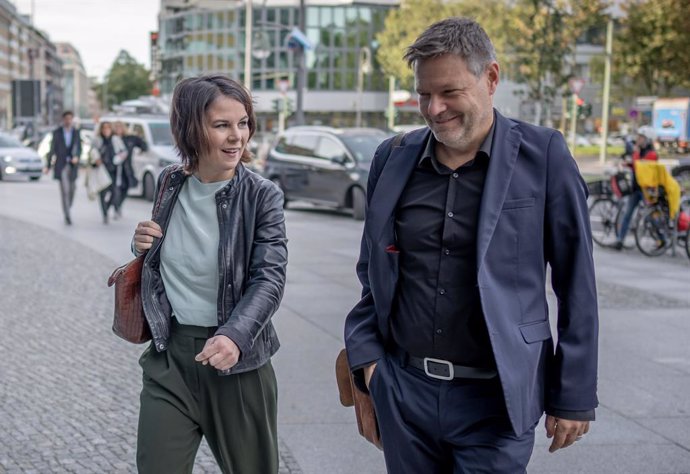 01 October 2021, Berlin: Robert Habeck (R) and Annalena Baerbock, federal leaders of the Alliance 90/The Greens (Buendnis 90/Die Gruenen), arrive to attend the exploratory talks of Alliance 90/The Greens (Bündnis 90/Die Grünen) and FDP. Photo: Michael K