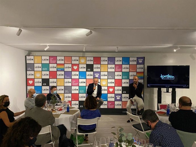 El vicepresidente de la Diputación de León y diputado de Turismo, Nicanor Sen, participa en la Feria Expovacaciones de Bilbao.