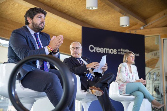 López Miras en la quinta jornada de la Convención Nacional del PP celebrada en Cartagena, djunto al ex presidente de Colombia, Andrés Pastrana, y la alcaldesa de Cartagena, Noelia Arroyo