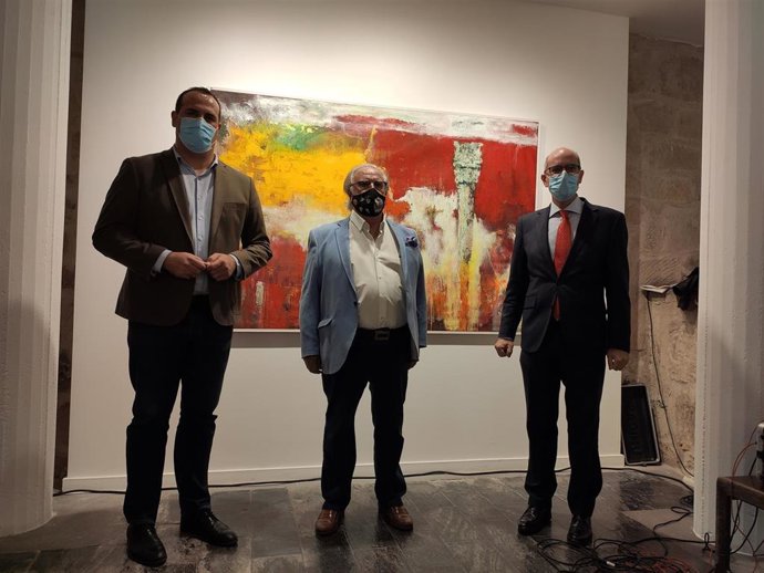 El diputado David Mingo, el artista Jesús Camargo y el presidente de la Diputación, Javier Iglesias, de izquierda a derecha, en La Salina.