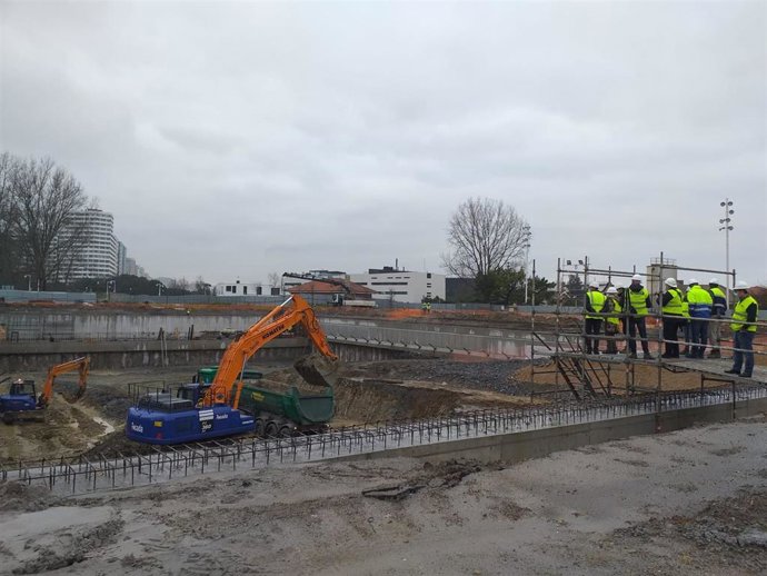 Archivo - Visita de la alcaldesa de Gijón, Ana González (PSOE), a las obras del pozo de tormentas de Hermanos Castro (Archivo)