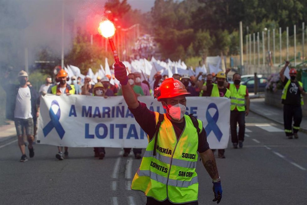 Archivo - Trabajadores de Alcoa se manifiestan para defender el futuro de la fábrica de aluminio en San Cibrao, a 19 de julio de 2021, en San Cibrao, Cervo Lugo, Galicia (España). La cabecera de la manifestación lleva una pancarta que dice: "A Mariña sá