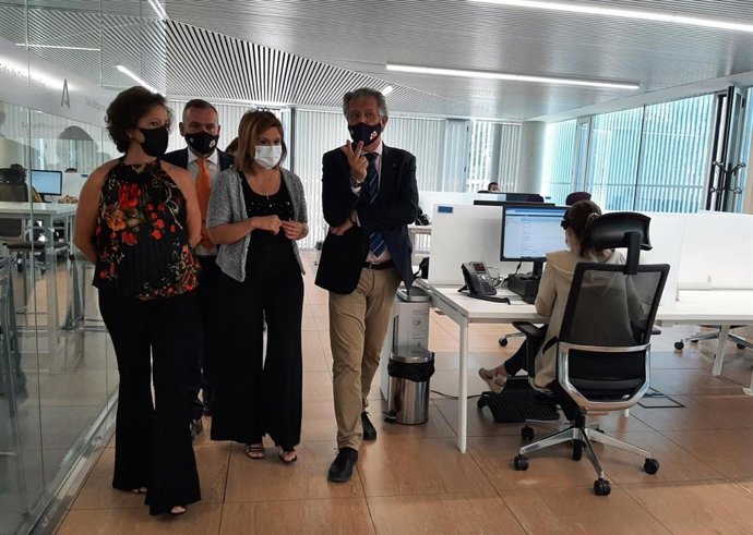 García (i), en la visita a la sala de coordinación de Salud Responde en Jaén.