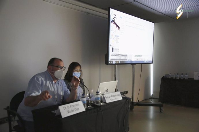 La doctora Edna Mariella Cama (derecha) y el doctor Francesc Xavier Díaz (izquierda) durante el 43 Congreso Nacional de SEMERGEN