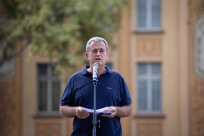 El presidente de la Associació de Municipis per la Independncia (AMI), Jordi Gaseni, en el acto de conmemoración del aniversario del 1-O ante la Escuela Ramón Llull